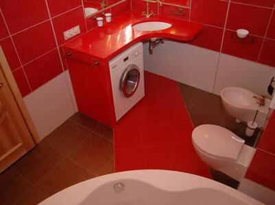 Красная угловая столешница в ванную комнату